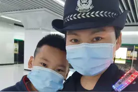 终于看到妈妈穿警服了，我要合个影……这个武汉男孩感动了所有人图片