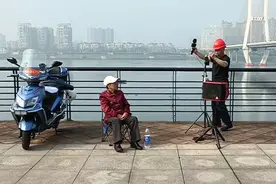 暖心！57岁儿子带八旬母亲嗨歌解闷，两年走遍湘潭各个公园图片