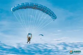 场面震撼！海军陆战队“蛟龙突击队”海上伞降训练影像图片