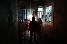 湖南一小女孩不慎从8楼坠落，掉进楼栋夹缝！消防紧急凿墙救人图片