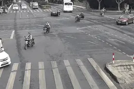 特警车突然被拦下！他们出手了……图片