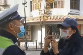 网友怒了！女子闯红灯还对交警怼脸拍摄，路人为交警作证图片