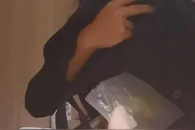 上海男子戴假发扮女装在商场女厕偷拍被抓现行！已被警方带走图片