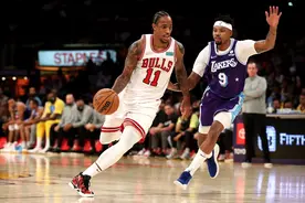 NBA | 创公牛生涯单场最高得分纪录 德罗赞率队打爆湖人图片