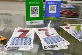 “顶呱刮”彩票涂层一刮掉一片，东莞一位老彩民怀疑买到二次销售彩票图片