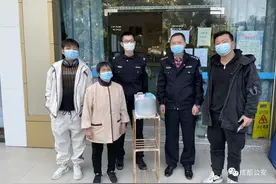 民警伸援手，帮业务小哥找回充电宝充电桩图片