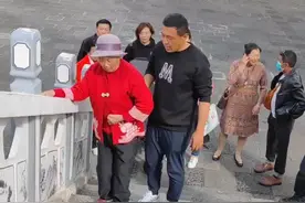 116个城市、437天、7130公里……山东小伙推着母亲到大理背后的感人故事图片