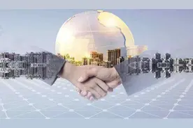 早读社丨为救火归来的消防员买单 全网在寻的皮衣大哥找到了图片