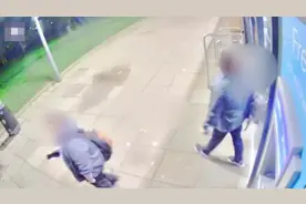 英国三名劫匪手持武器 趁超市工作人员下班关门时闯入抢劫图片