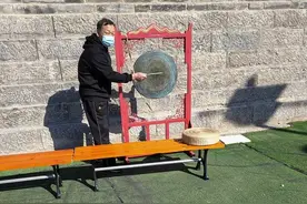 难忘劳动间歇比武，比摔跤学生队大获全胜图片