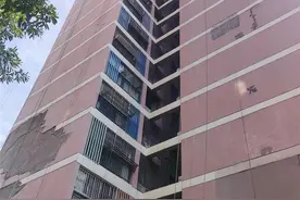 交房才8年的小区外墙脱落，维修基金到位却难开工，204户居民心慌慌图片