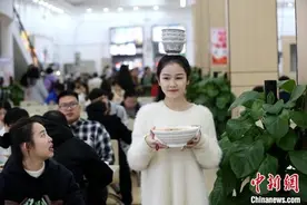 湖北一高校女大学生“顶碗”练功走红网络图片