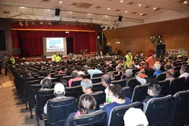 民进党说明会强制大家戴“绿口罩”网友：“果然是塔绿班”图片