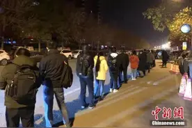 张贴加班标语、用流量查“摸鱼”，企业工作氛围又变了？图片
