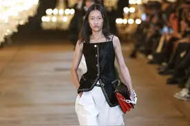 LV有多爱上海？才过一年又在黄浦江边办秀图片