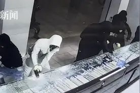 美国加州9名蒙面男用锤子光速洗劫珠宝店 顾客以为是枪声图片