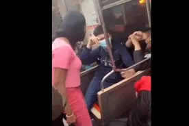 华裔女学生见义勇为反遭非裔女子群殴，男生没帮忙：被打怕了…图片