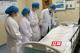 老太胃里长巨大结石，竟是贪吃柿子惹的祸图片
