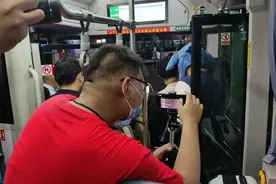 上海一条超长公交线谢幕｜停运当天，深夜的末班车竟坐满了乘客图片