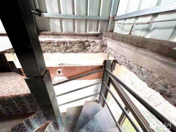 顶楼业主擅自加盖两层，泳池、花园俱全……投诉10年无法拆除？