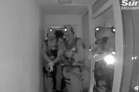 英国警察持枪突袭搞错地址，房主：他们像抓本·拉登一样对待我图片
