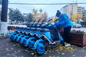 上牌加装头盔后“哈啰出行”共享电动车重返宣威街头 引领文明骑行新风尚图片