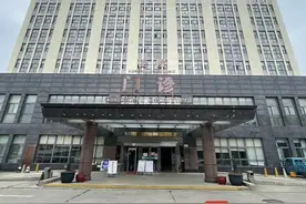 江苏19岁女生入职体检拍X光要脱光上衣？涉事医生停职图片