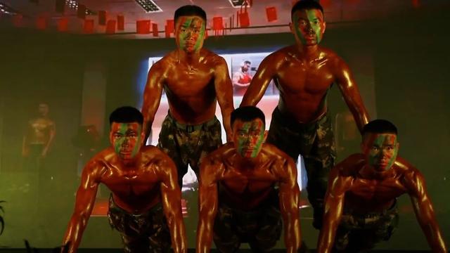 “肌肉铠甲秀”，超帅！“军体争霸赛”，超燃