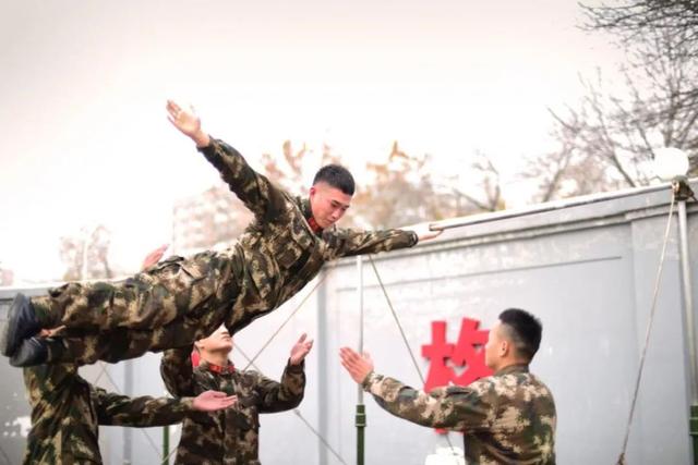 “肌肉铠甲秀”，超帅！“军体争霸赛”，超燃