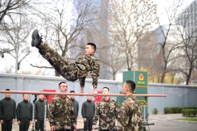 “肌肉铠甲秀”，超帅！“军体争霸赛”，超燃