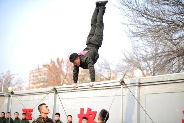 “肌肉铠甲秀”，超帅！“军体争霸赛”，超燃