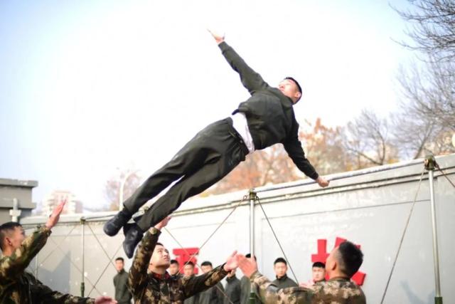 “肌肉铠甲秀”，超帅！“军体争霸赛”，超燃