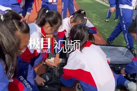 学生戴着运动手环上体育课，运动强度力度看得见图片