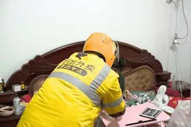 “把餐摆到小桌子上，等她吃完把垃圾带走”，为了这位特殊顾客，100多名杭州外卖小哥3年爱心接力图片