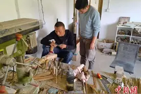 创新中传承“守”艺匠心 扇艺匠人的28年“制扇记”图片