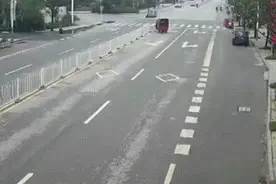 惊险！牵引车无故变道，小车被顶出几百米| 守法知礼平安行图片