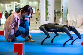 新华全媒+|“铁蛋，你好”——记者“沉浸式”体验5G+工业互联网大会上的黑科技图片
