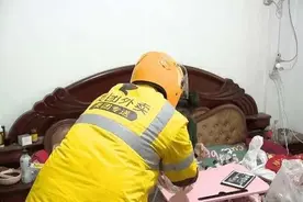 女子瘫痪在床多年每天靠点外卖，100多名外卖小哥轮岗照顾图片