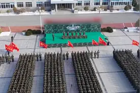 燃！火箭军某部千余名新兵授衔宣誓图片