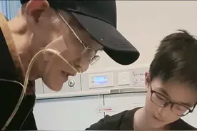 宁波病房这一幕上了热搜！78岁老教授插着胃管为初中生讲题图片