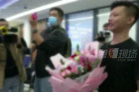 男子20年前被拐，与母亲相认后，发现自己取的花名竟然就是本名图片