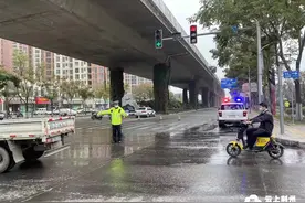 突发！二广高速大桥处货车翻出护栏，荆州南、桥南收费站临时关闭图片