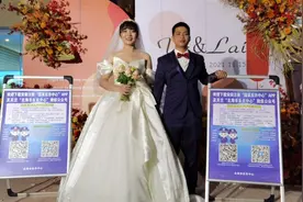 这场婚礼火了！北海民警夫妇婚礼现场竟做起反诈宣传图片