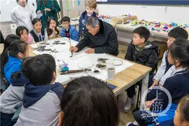 著名画家挥毫泼墨 为外籍学生展示中国画的魅力图片