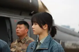 又美又飒！“95后”陆军女飞行员入列首飞直-20图片