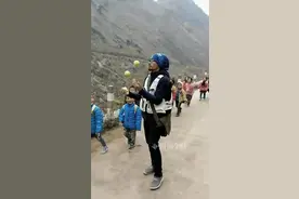 给学生买卫生巾上卫生课的男老师火了！他说：广西山区孩子还需这些东西图片