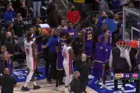 斯图尔特离场后 约瑟夫预料他会绕道再进场&赶到湖人替补席拦截图片