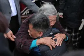 海宁这一幕感人：母子分离50多年，再见面时，母亲已经87岁图片