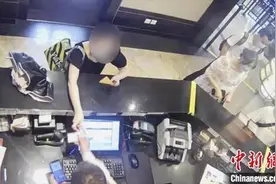 可带五人免排队畅游迪士尼？“黑导游”伪造身份证、残疾人证利用园区福利“吸金”图片