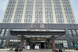 19岁女生做胸透被医生要求脱光上衣，警方称未发现违法行为图片